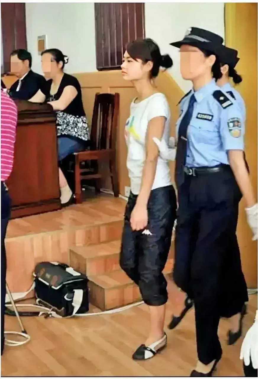 女犯人 审判图片