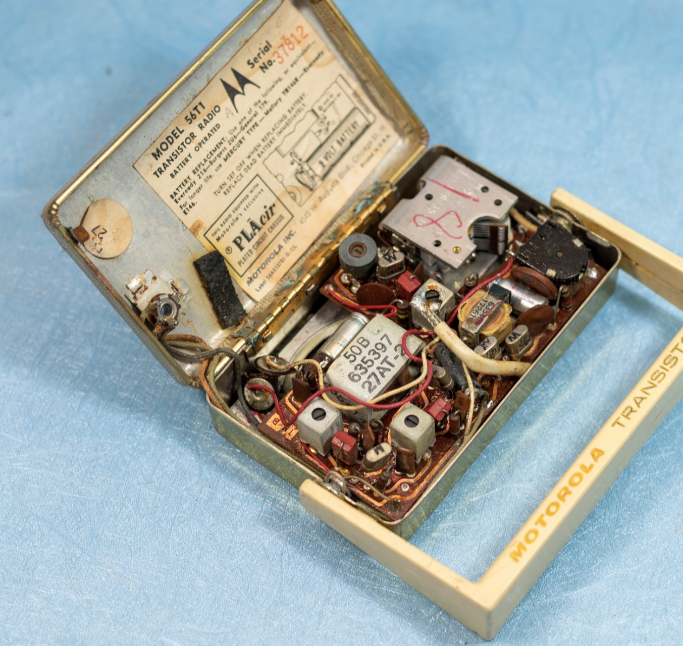 1956年美国摩托罗拉公司生产的56t1型袖珍5晶体管收音机,由伊利诺伊州