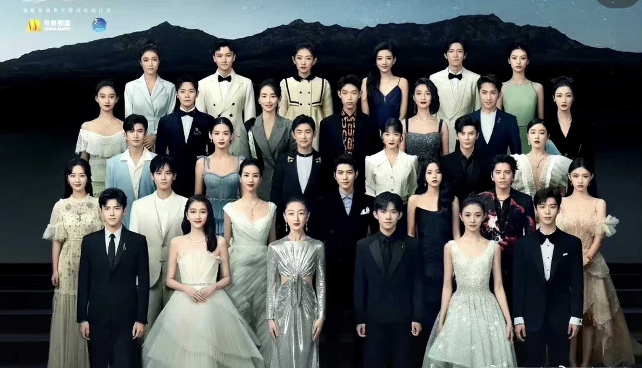 女明星脖子又细又长在合照中真的很具有杀伤力,陈都灵的天鹅颈真的赢