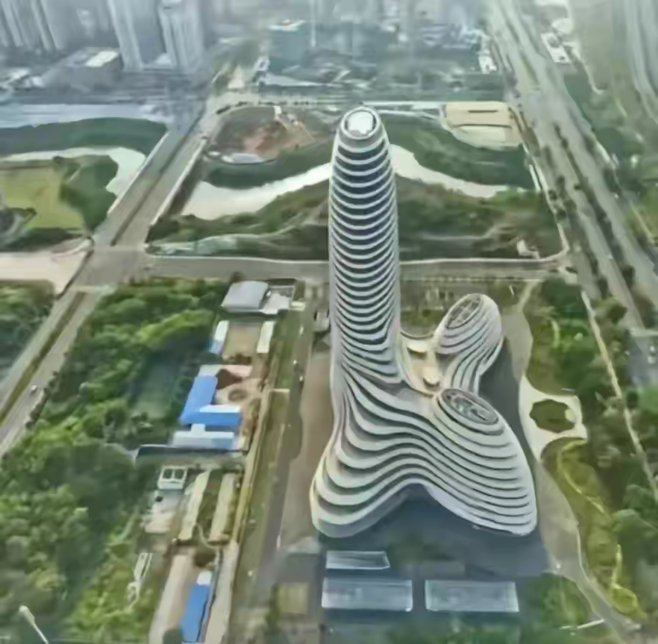 广西的新媒体大楼,民间俗称男人楼,据说是获奖了的灵感来自于男性生殖