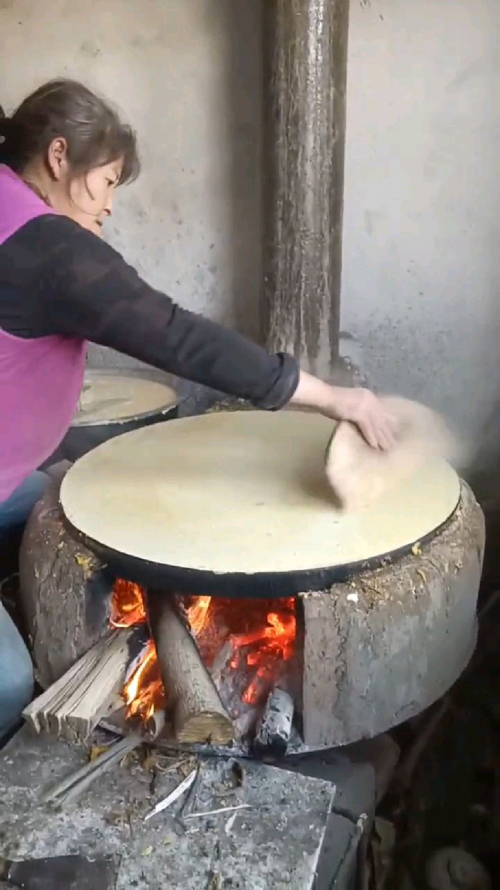 正宗的东北柴火灶大煎饼,粗粮细作