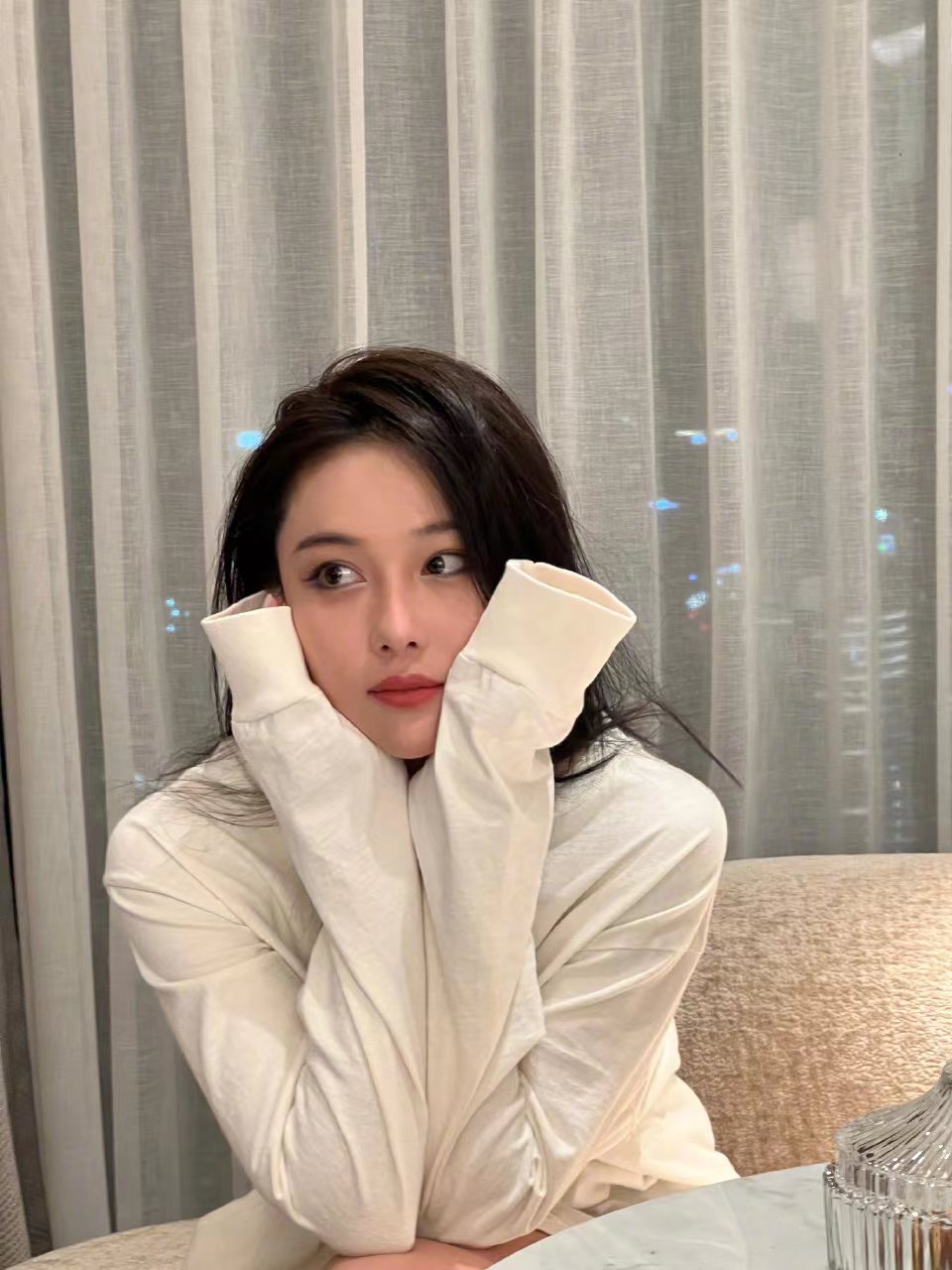 张馨予真的是最幸福的女人了,身材完美,脸蛋漂亮,嫁的也很好,老公何捷