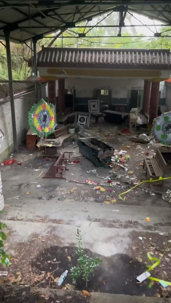 探索湖北废弃的殡仪馆,这个地方在山边的一个水泥厂旁边,这里已经废弃