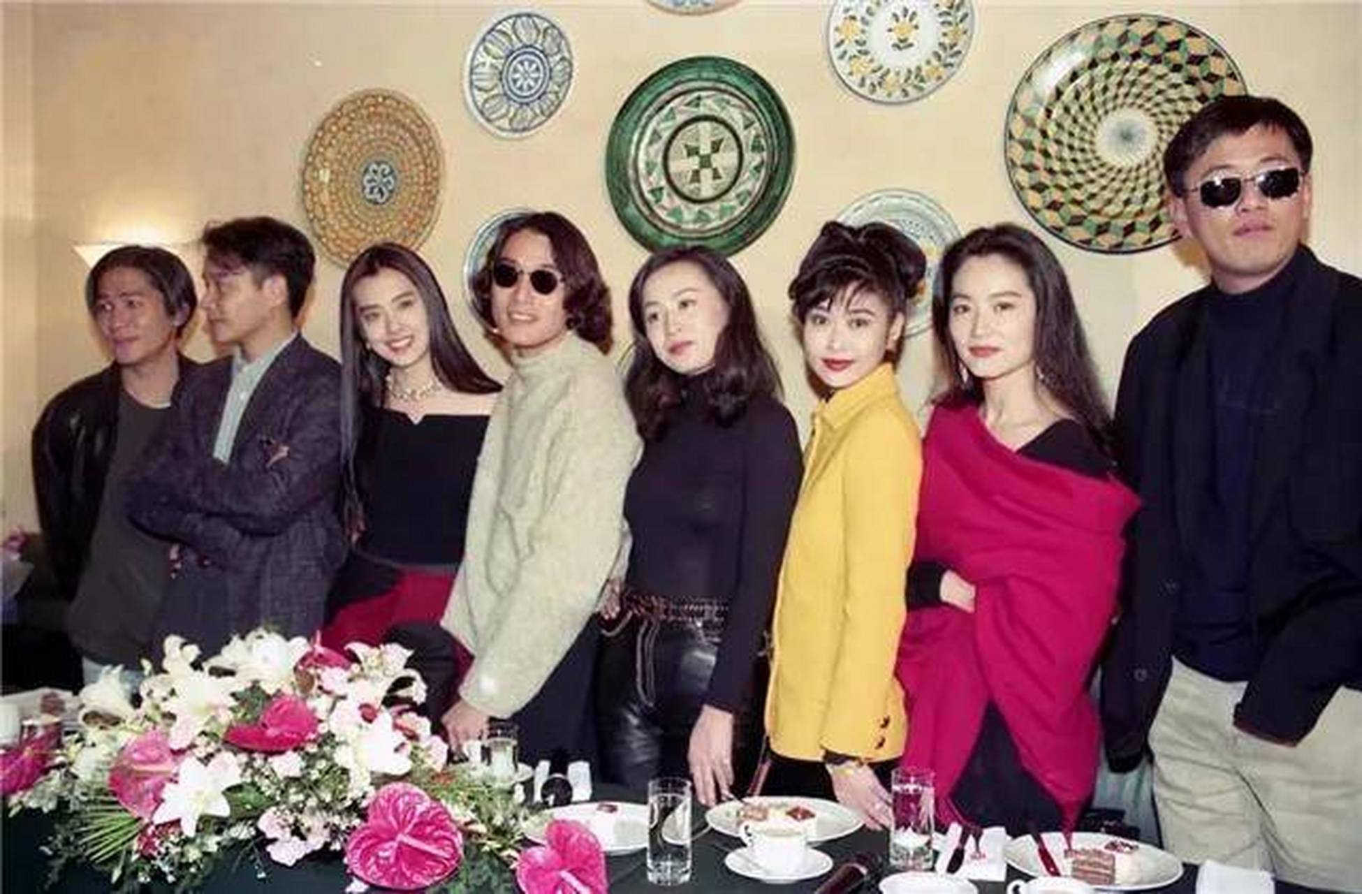 这张照片是1993年上映电影《东成西就》的主演大合照,全都是当时的