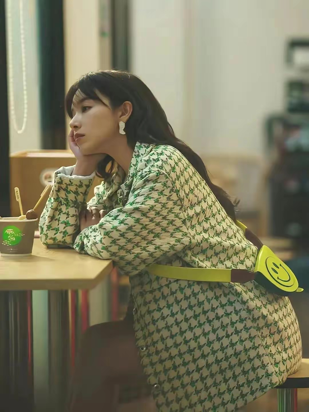 阚清子,倪虹洁《突如其来的假期》:现代都市港风穿搭有多绝美?