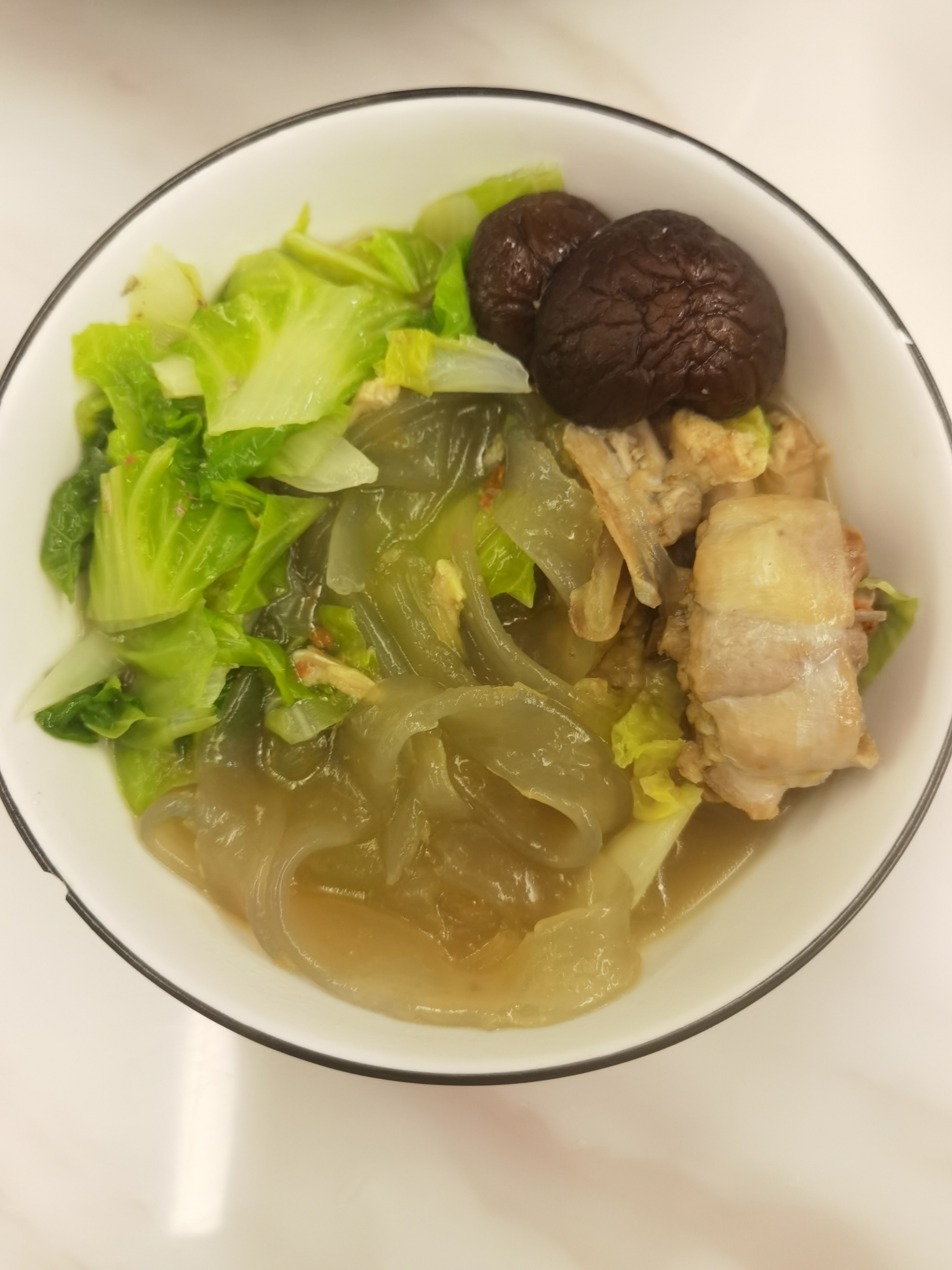 早上上班前电饭煲预约的香菇鸡汤下班回家加点小茭菜和粉丝就可以