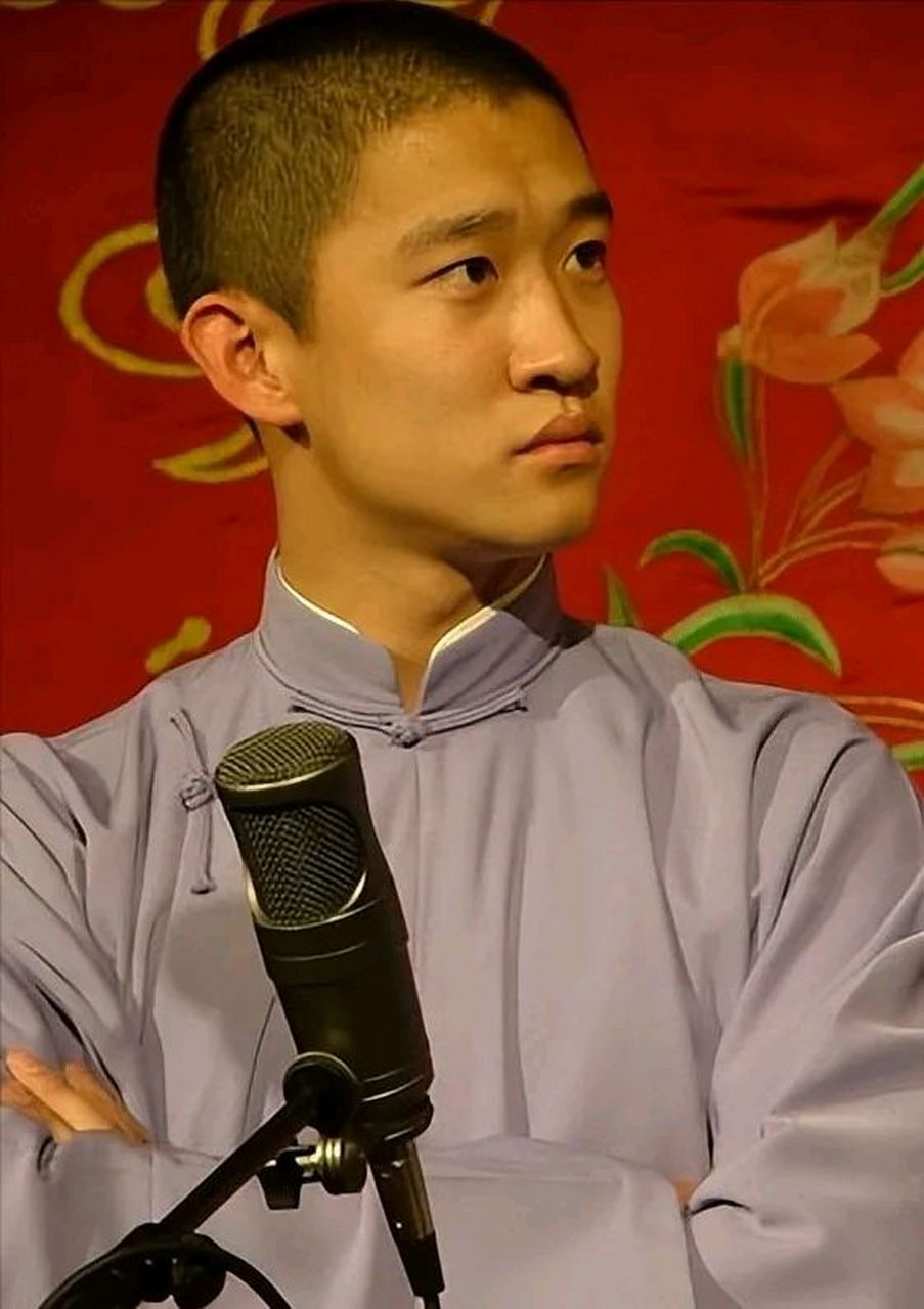 曹云金说,离开德云社对不对,网友可以计算一下  当初一个月四千块钱