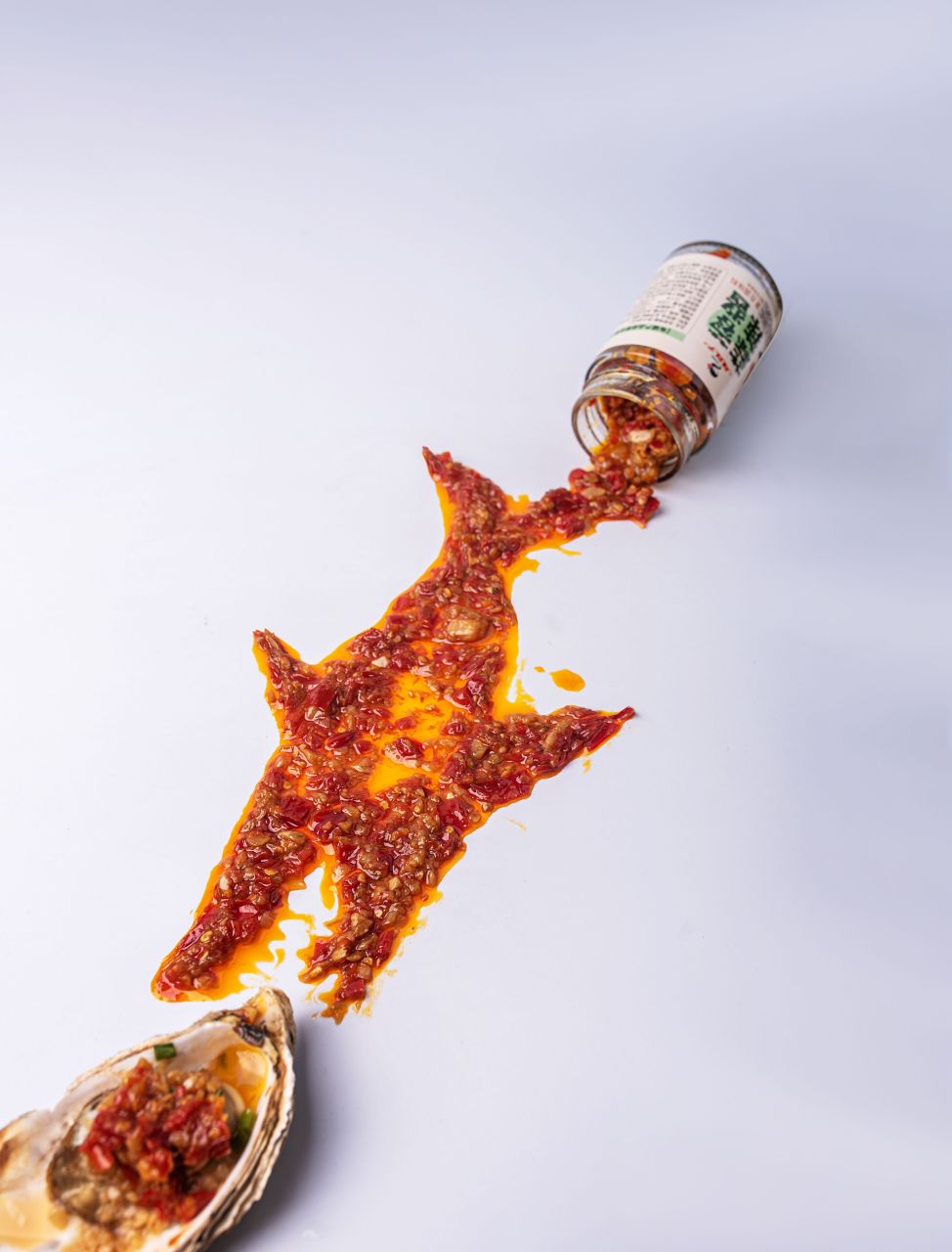 这里呢,我是将这个流出来的这个酱料啊,做成了一个鲨鱼的形状,因为