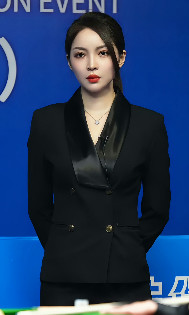 台球裁判王钟瑶 一身职业装 ,每次出现在比赛场上的时候,给人的感觉就