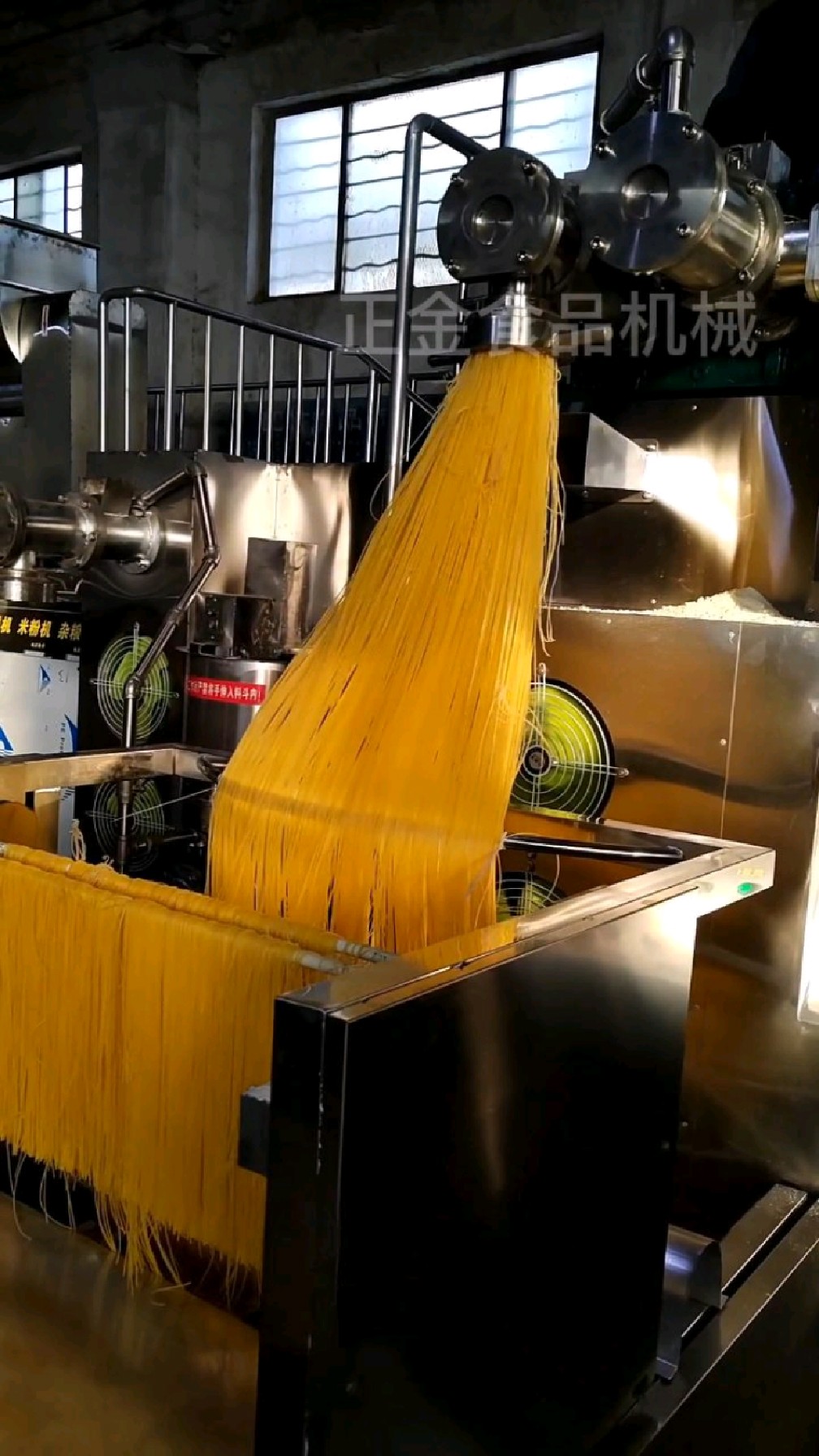 全自动米粉米线机设备,数控操作效率高,更节省人工.