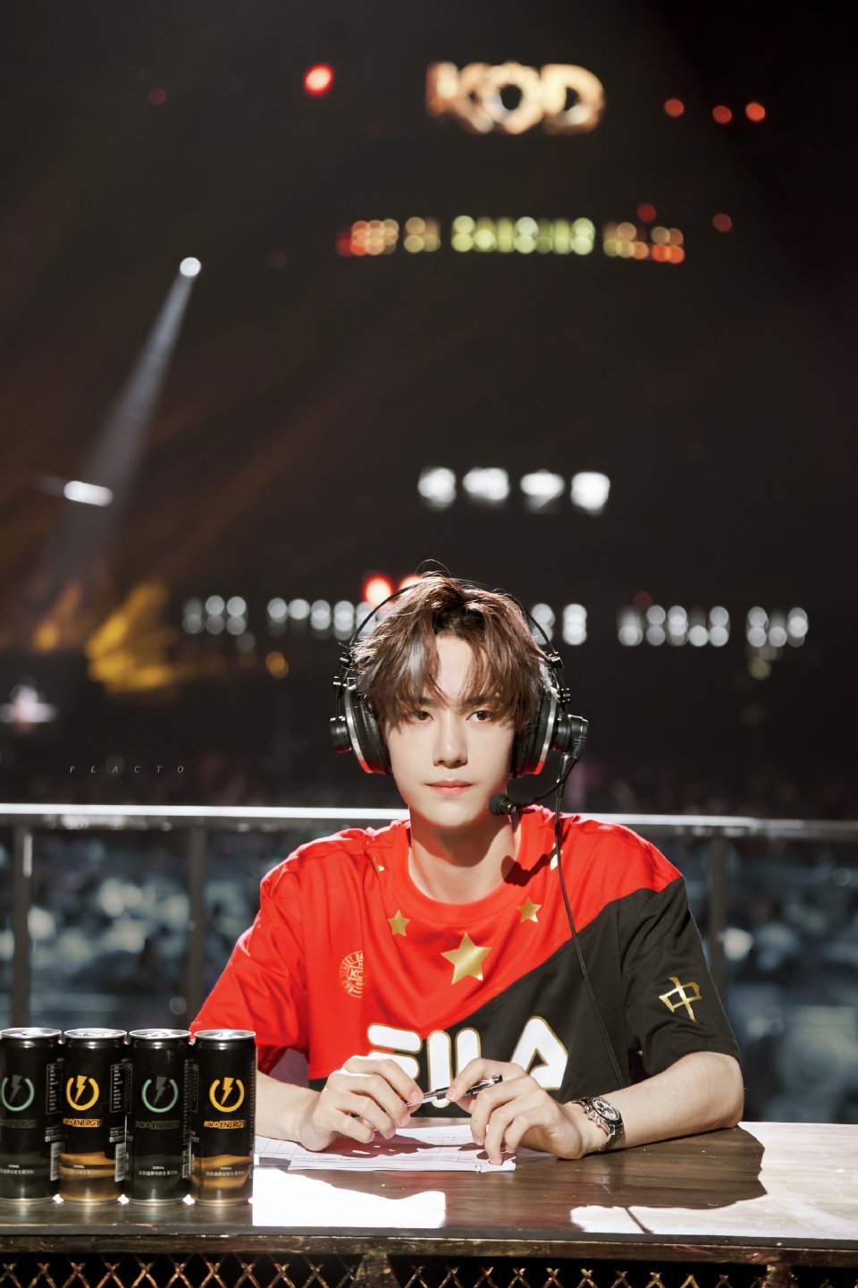 王一博电竞解说图片:一博这盛世美颜啊