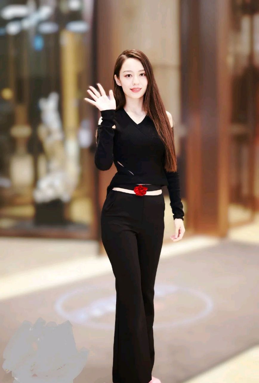 吉娜爱丽丝亮相长沙,她这次穿了一身黑色的衣服,看上去特别的漂亮