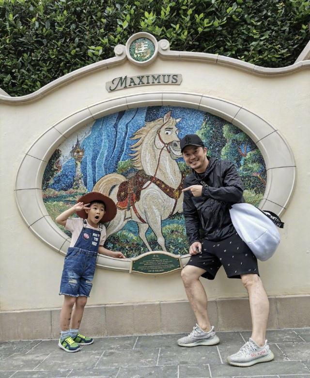 沙溢带孩子度假,安吉小鱼儿t恤牛仔超可爱,胡可素颜出镜也气质