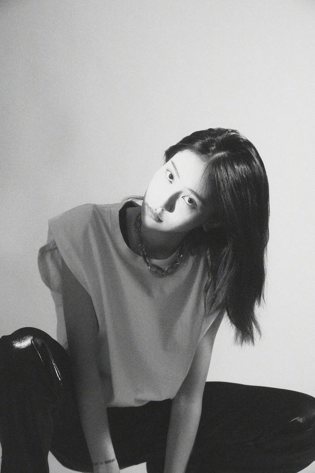 袁一琦黑白酷帅写真!白色无袖背心配休闲长裤,可爱与帅气兼备