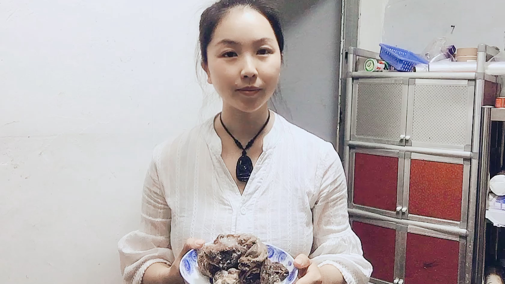 晚饭一盘红烧牛肉炖土豆,软糯滑爽,入口即溶,爸爸说没吃够