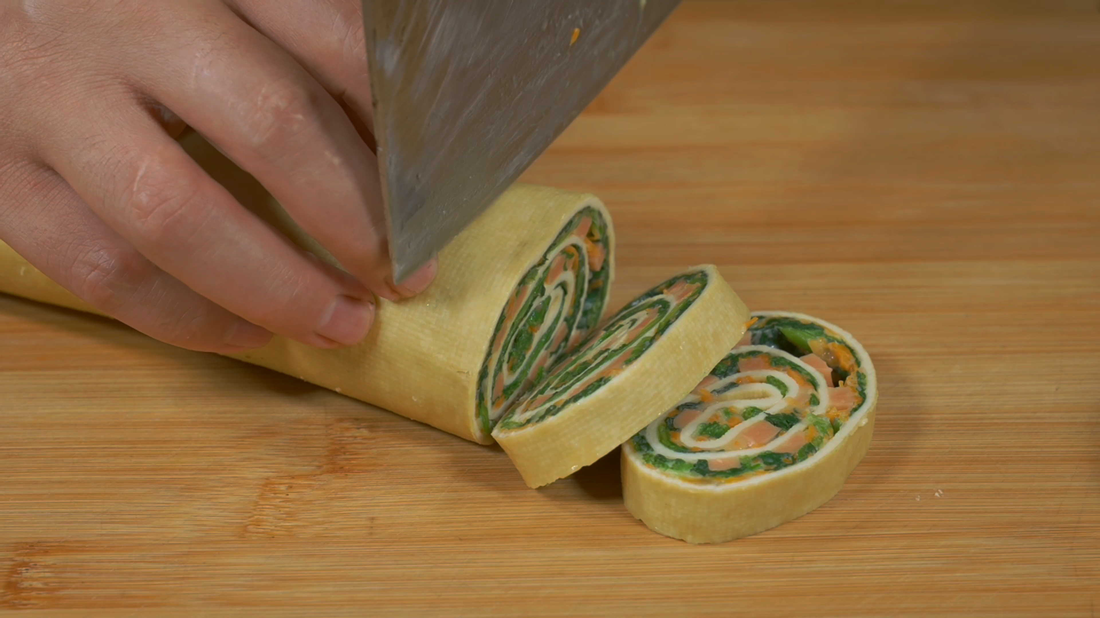 最近菠菜这做法火了,饭店一盘48,在家做成本不到5元,真美味!