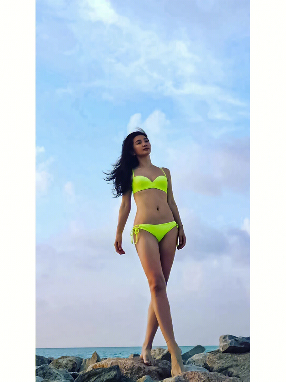 李冰冰晒泳装照,身材依旧苗条"美得像少女",完全看不出来是49岁的中年