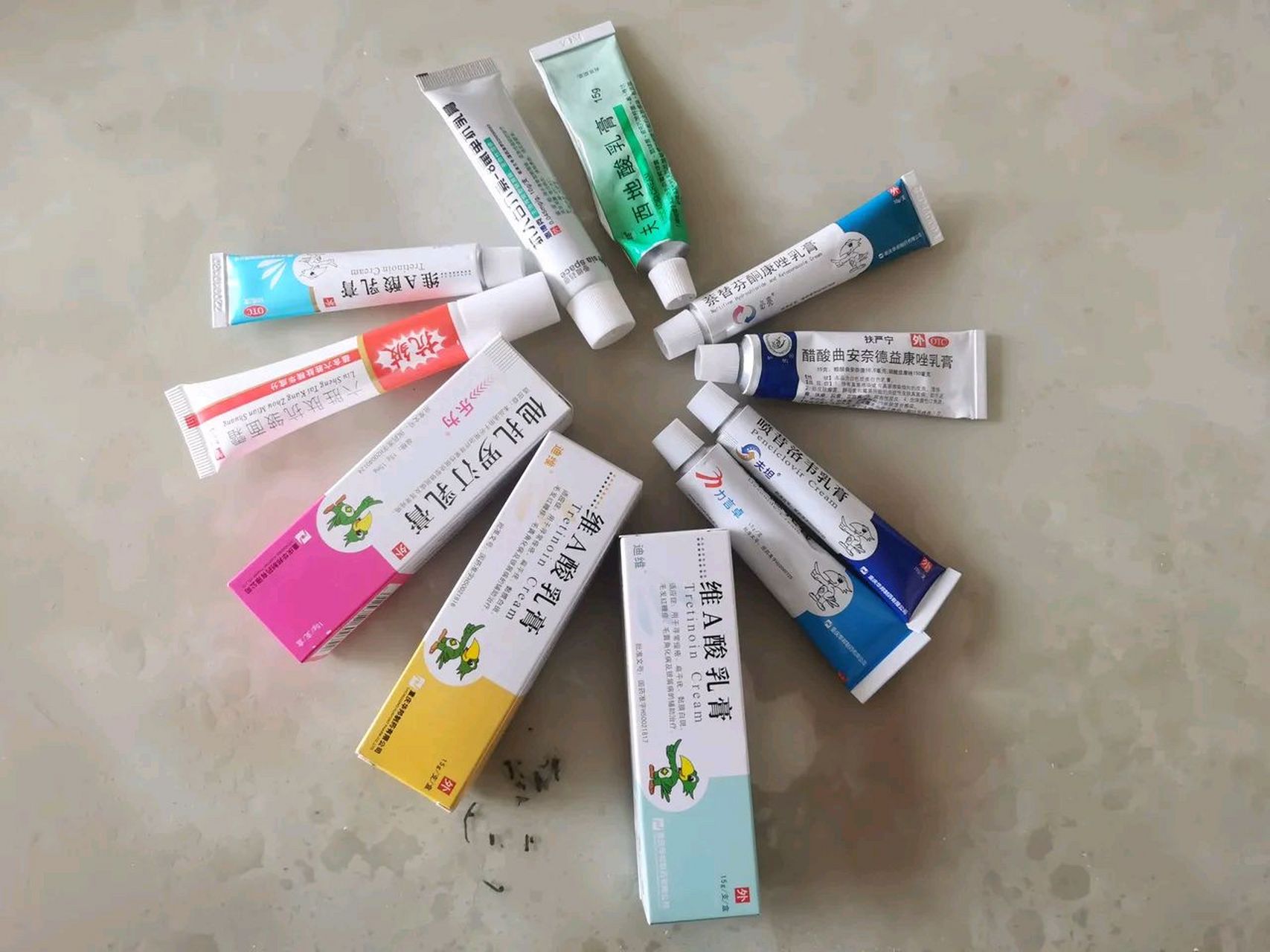 无极膏(复方倍氯米松樟脑乳膏) 成分组成是激素 樟脑以及一些镇静