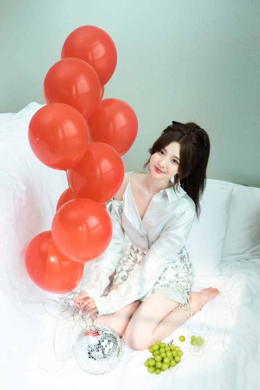 郑乃馨  美腿玉足好白嫩