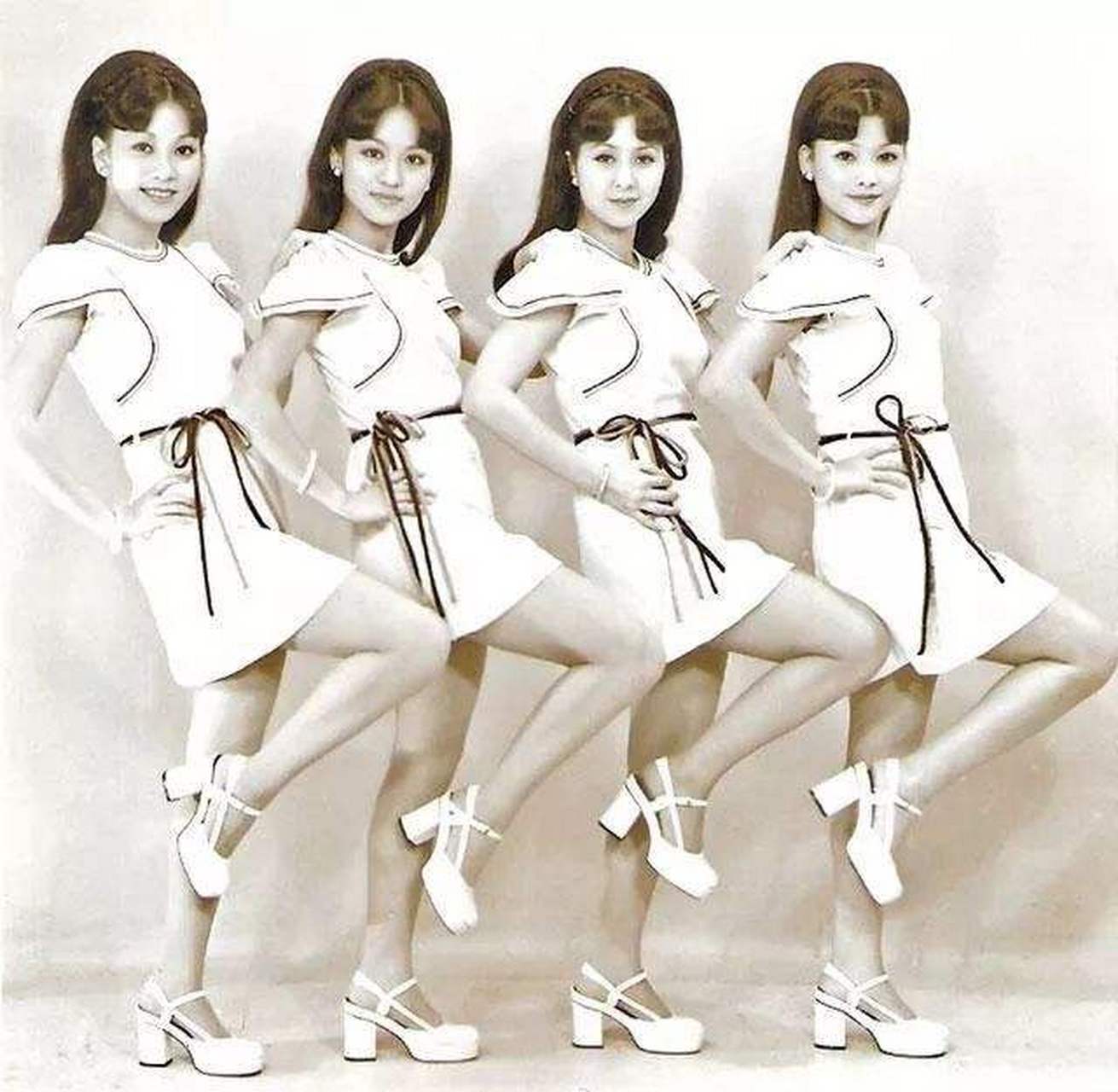 香港最早的少女组合:70年代的森森斑斑玉女合唱团,一样的服装,一样的