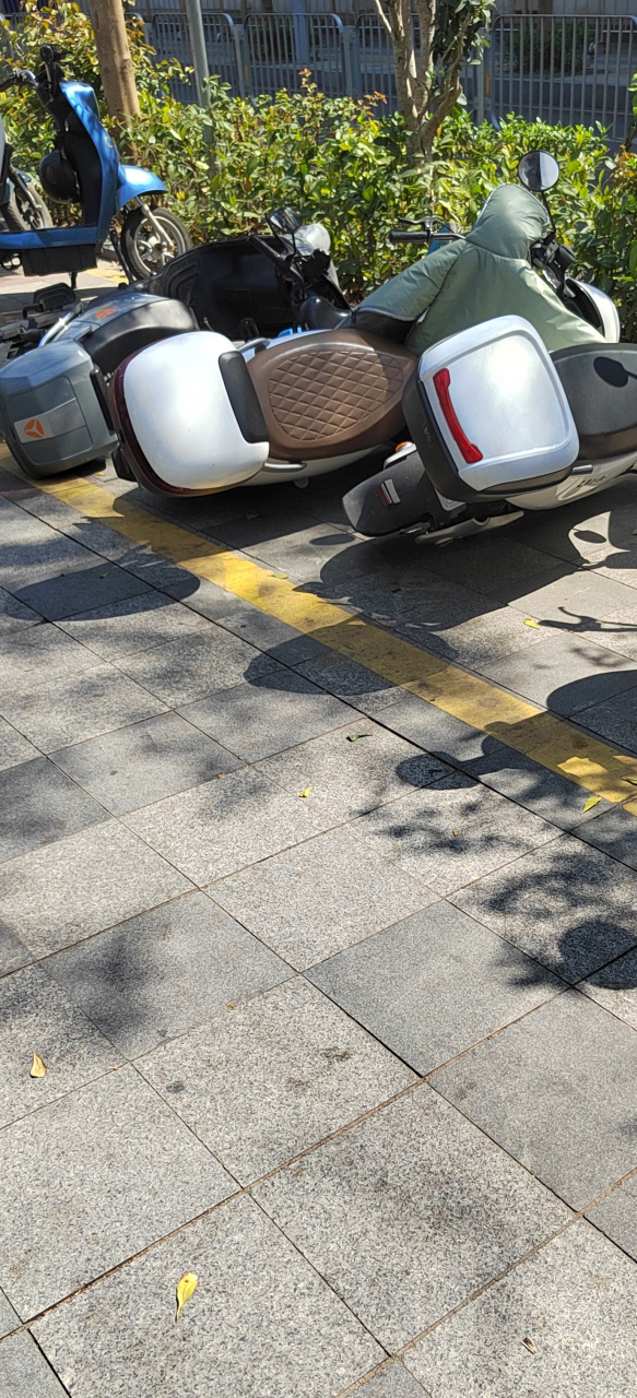 下班回家路上,前方五十米远左右,一名年轻男子提着酒瓶,摇摇晃晃走着