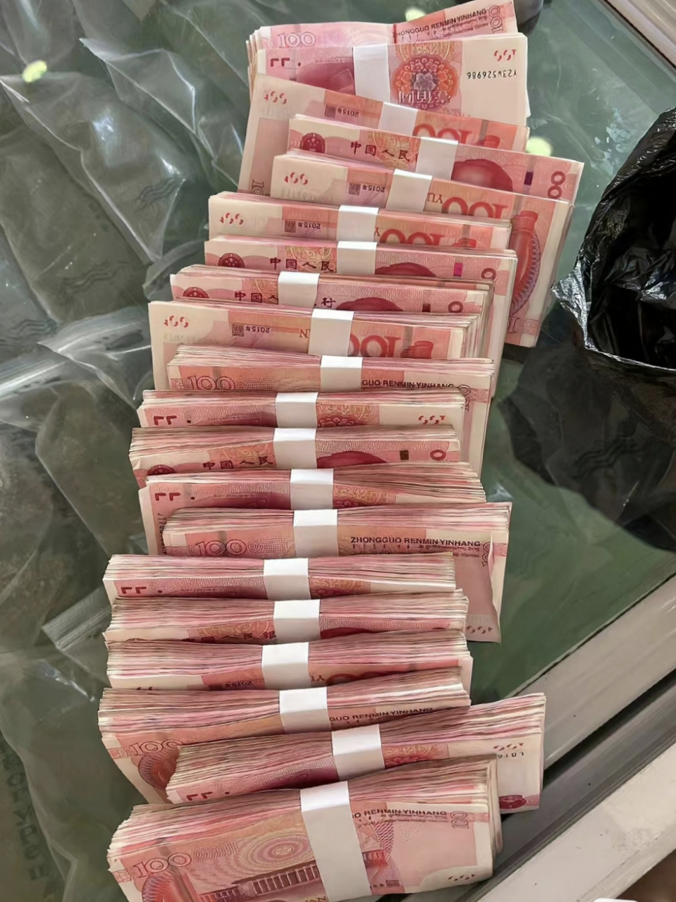 我这半个月赚了20万,基本上每天都在数钱,跑银行取现金,但是我可没做