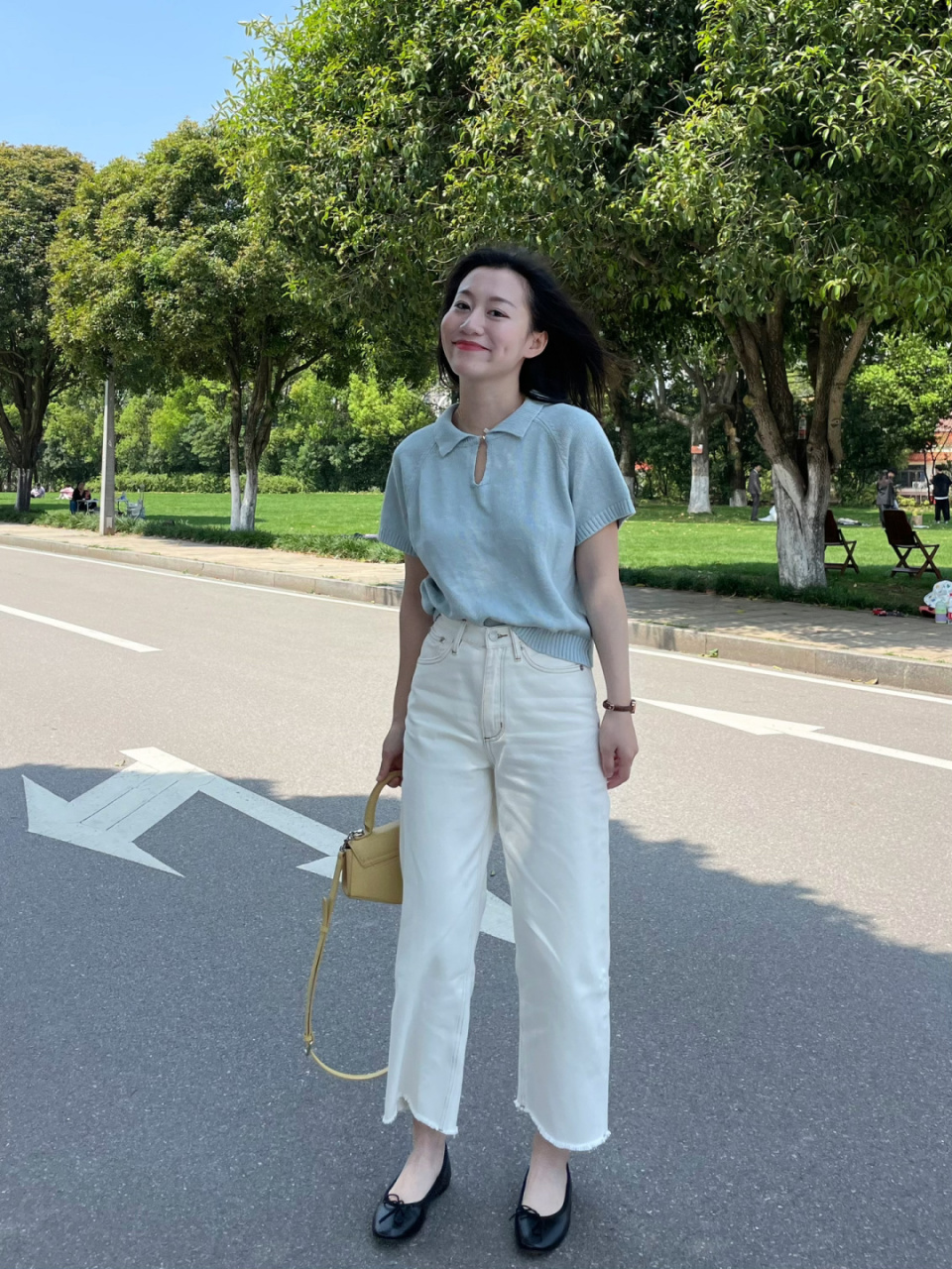 清爽的浅蓝色上衣和白色直筒裤搭配,简单干净,清爽利落又温柔,可以