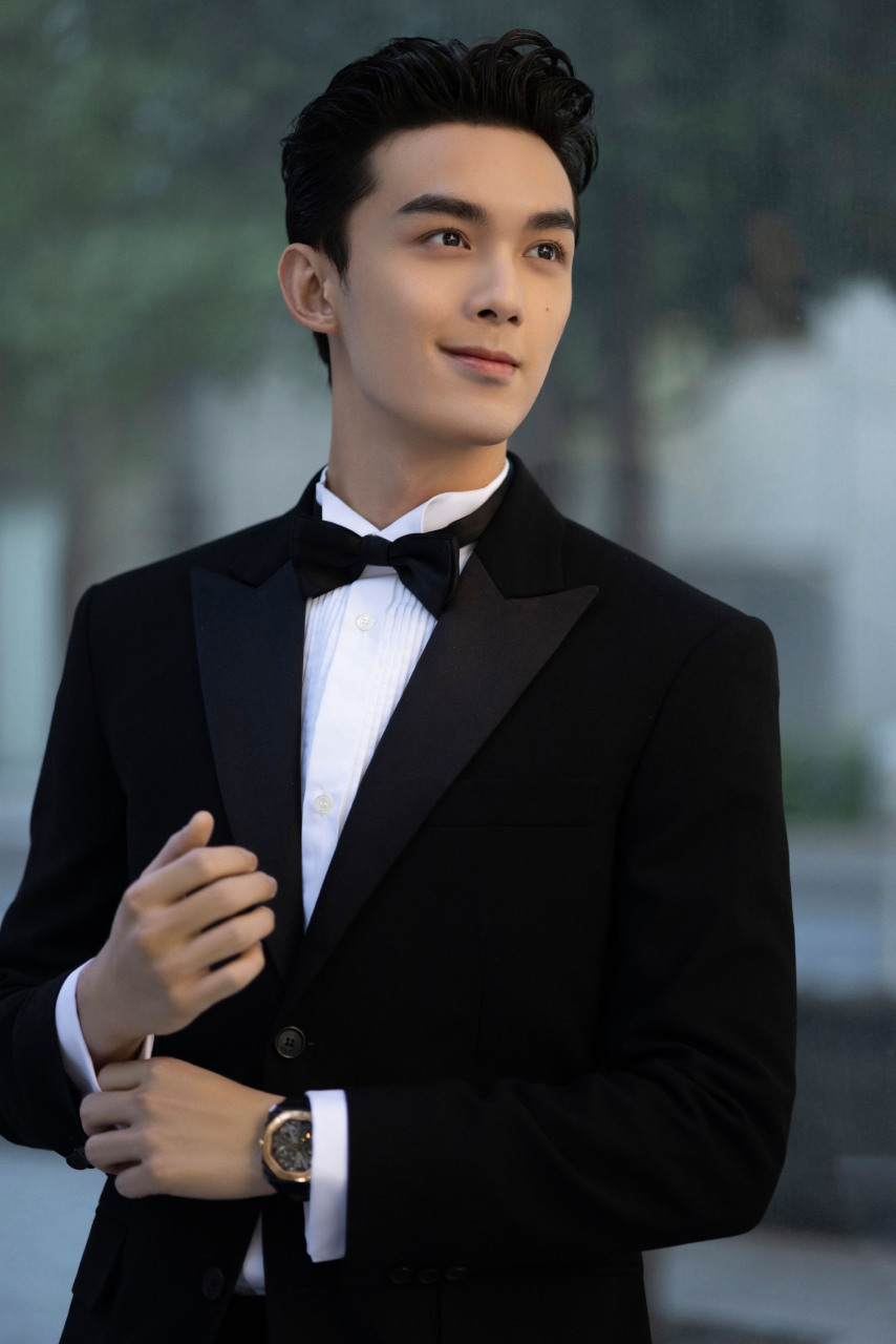 吴磊帅气西装背头写真壁纸[小红花][小红花][小红花]