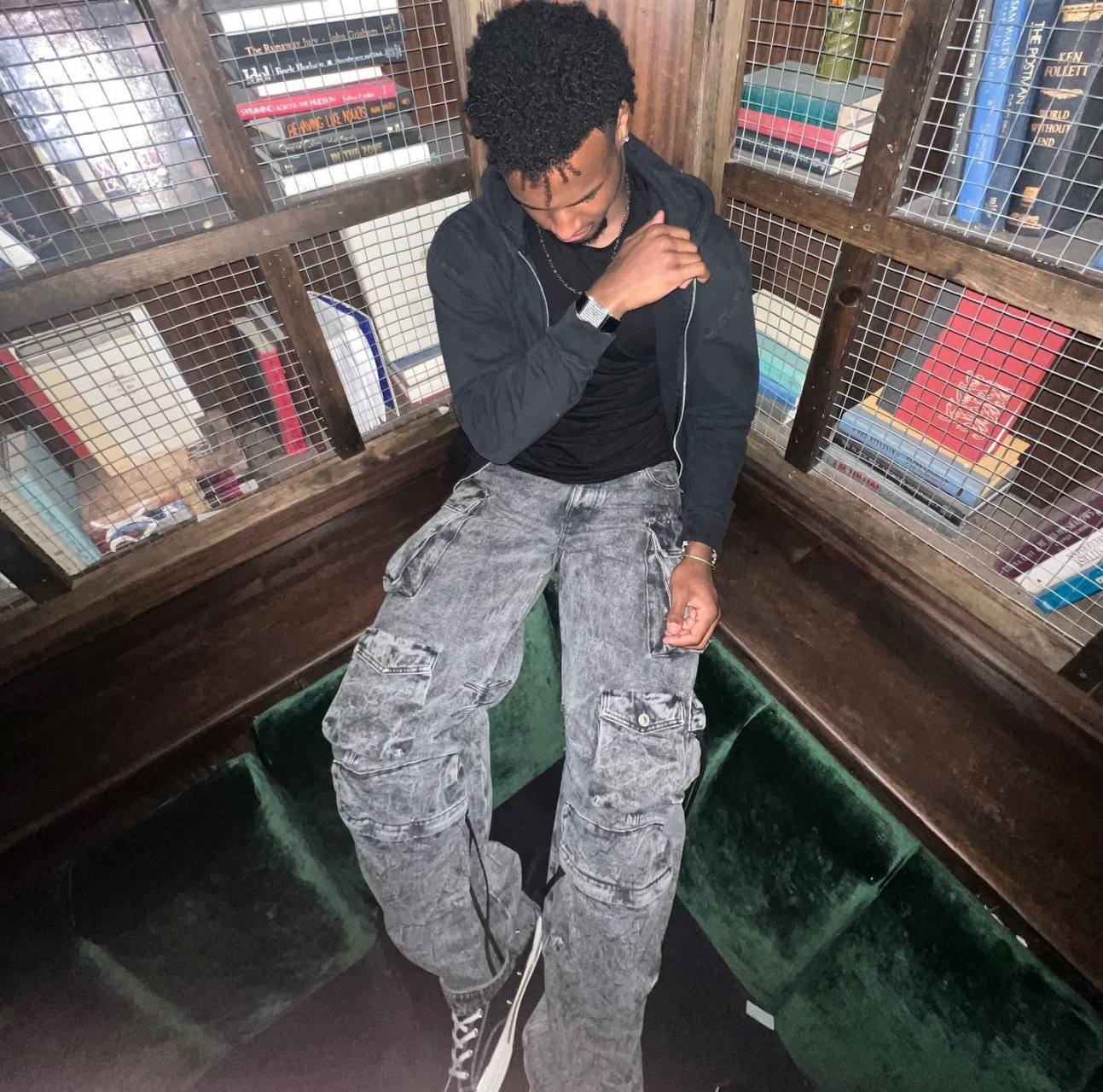 布朗尼·詹姆斯ig晒图配文:不多不少,我很享受人生!#nba