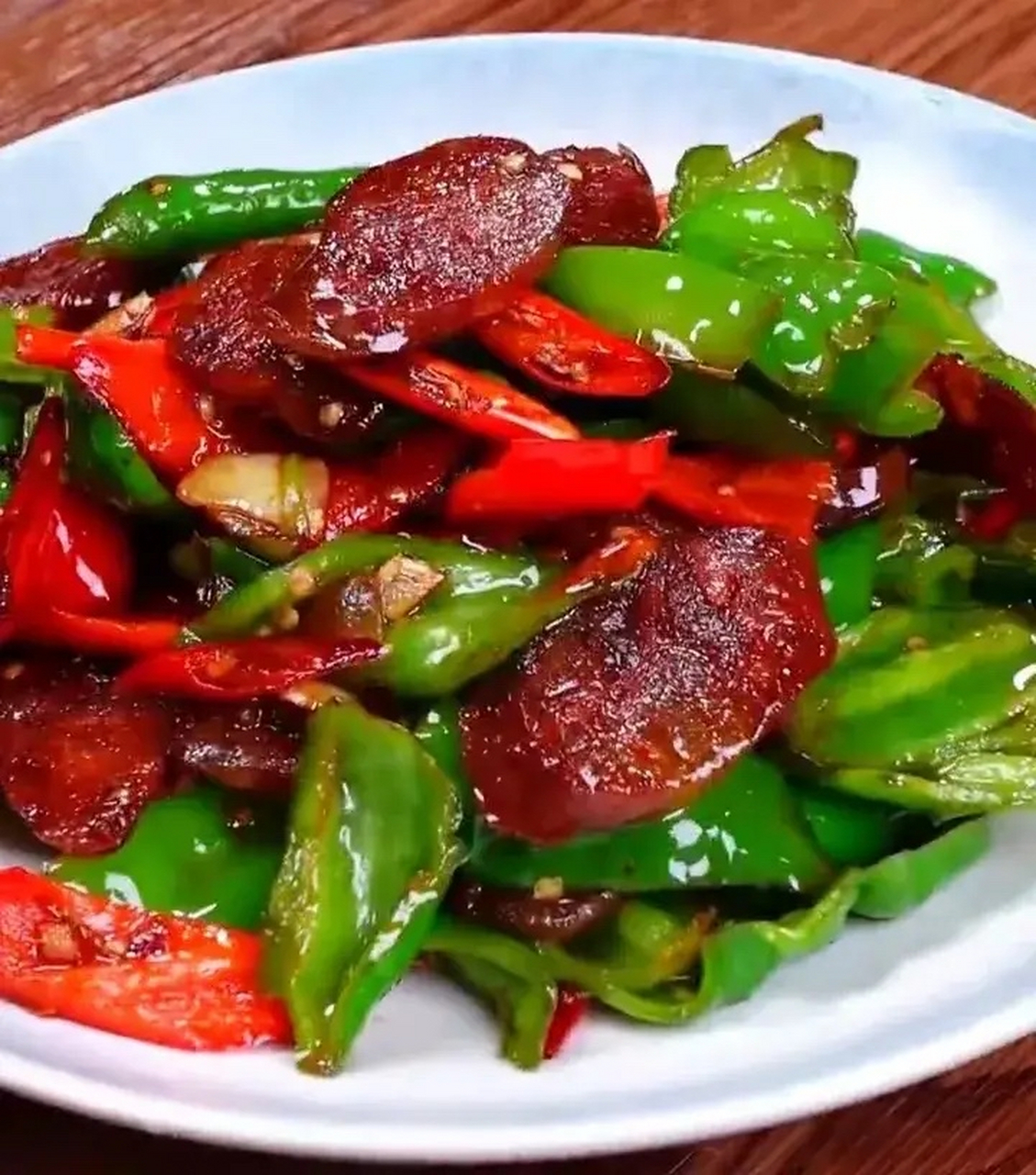 今天冰箱里就只剩下辣椒了,那就做个青椒炒腊肠,香辣好吃,简单方便