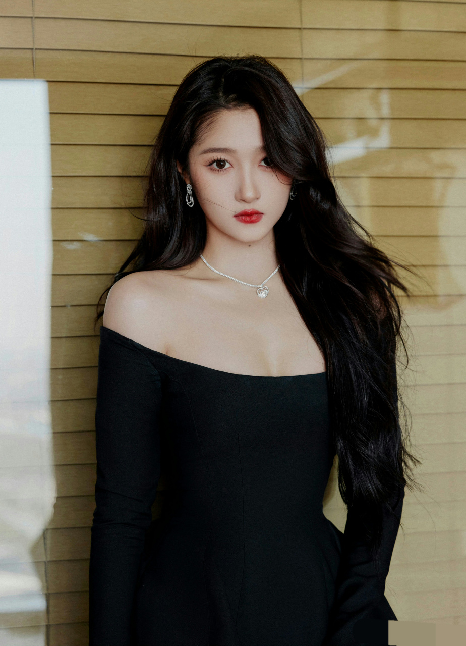 气质女神公认的好身材. 关晓彤黑色抹胸短裙造型这个腿直接赢麻了.