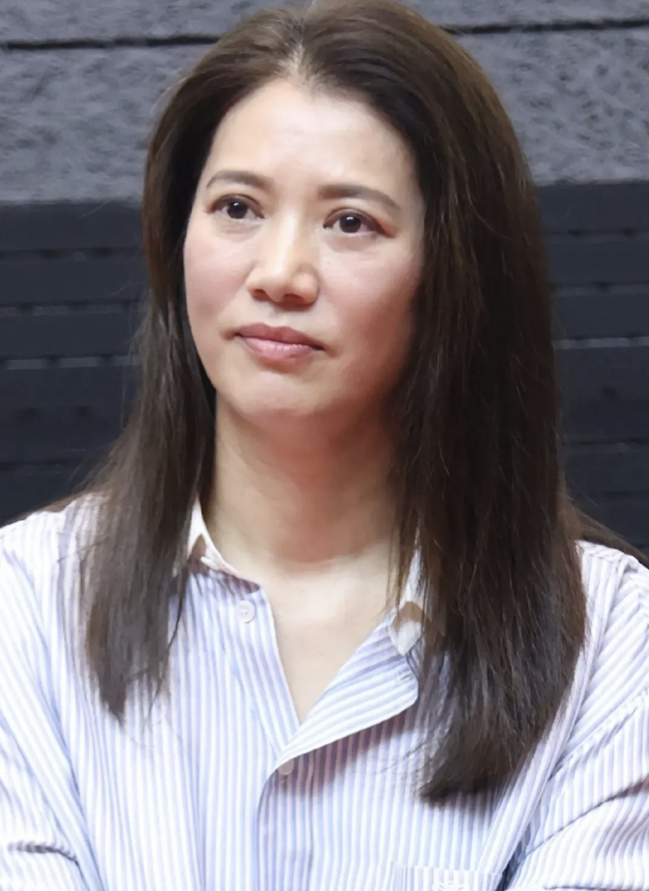 袁咏仪虽然也有些许皱纹,也有一点点发福,但却显得优雅知性,非常的