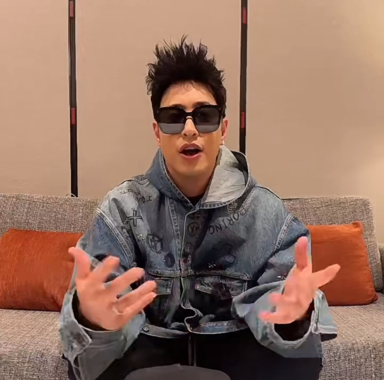 潘玮柏戴着墨镜耍帅,头发梳的特别高,和年轻时候一样炫酷.他自从结婚