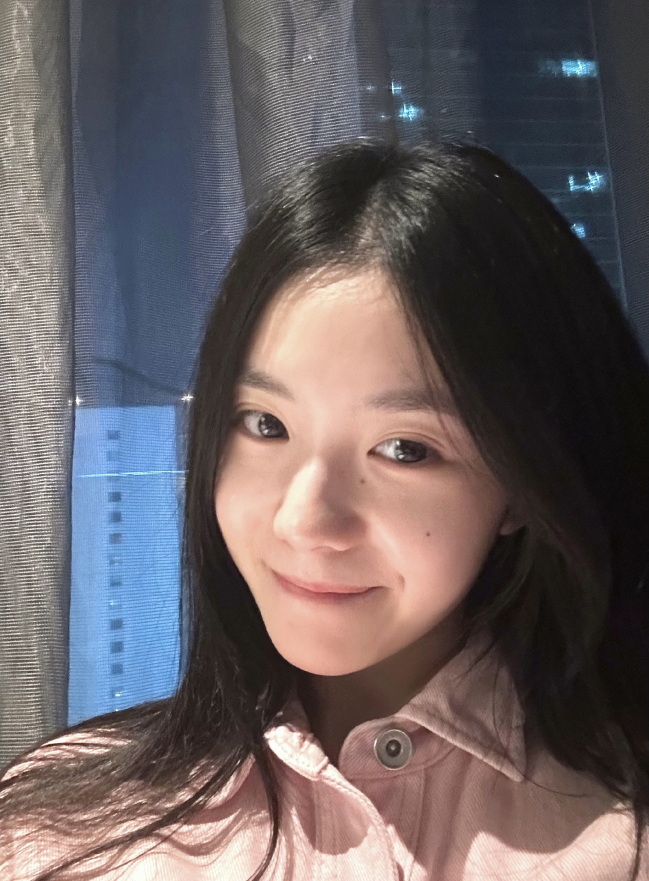 刘浩存素颜对镜自拍live# 刘浩存周二自拍,粉色上衣搭配长发,怪堪爱