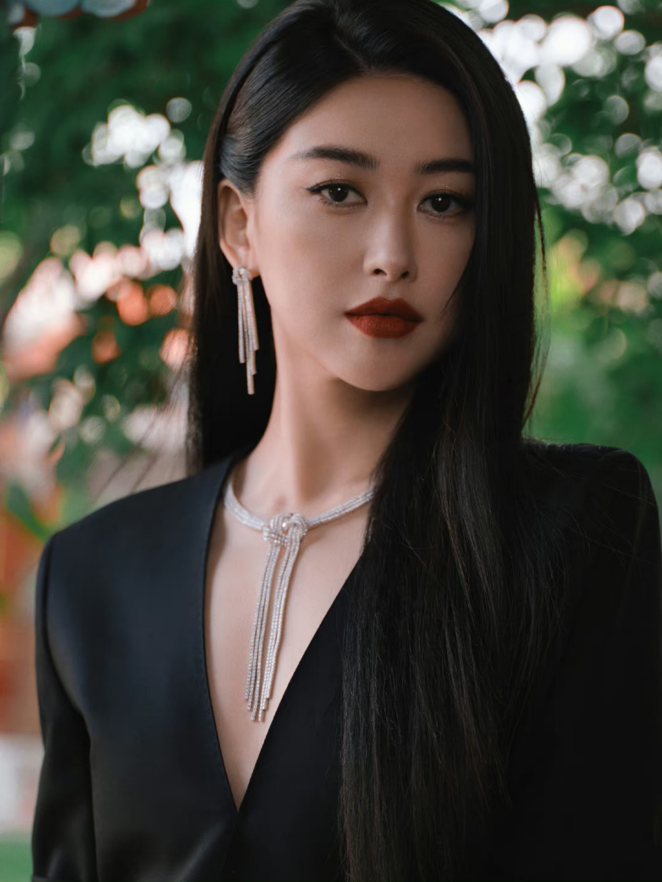 朱珠# 一袭黑色深v长裙,高贵优雅,端庄大气,风姿绰约,举手投足间鞠栽