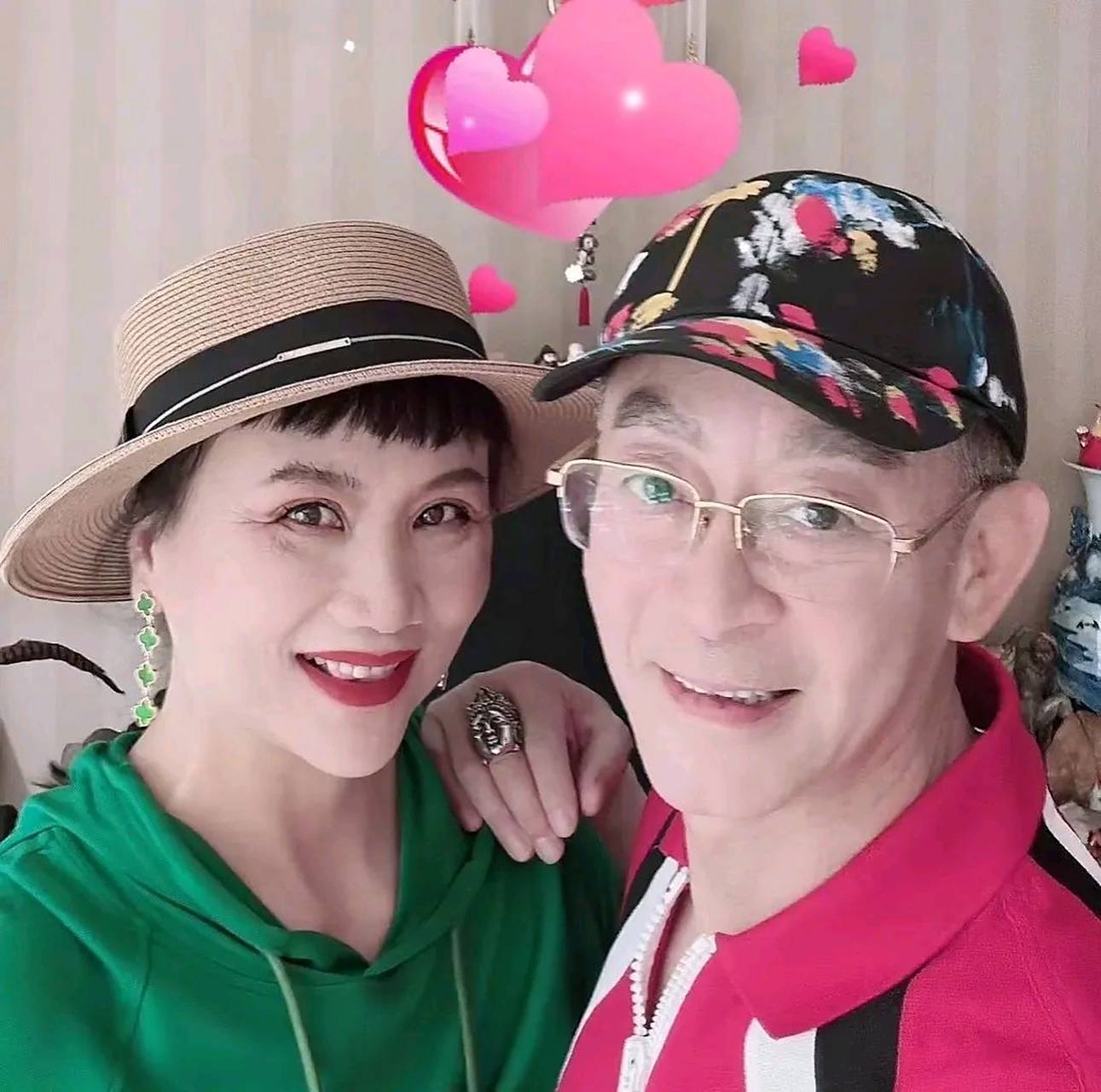 "孙悟空"六小龄童庆祝结婚35周年并晒出多张与妻子的合影,幸福温馨的