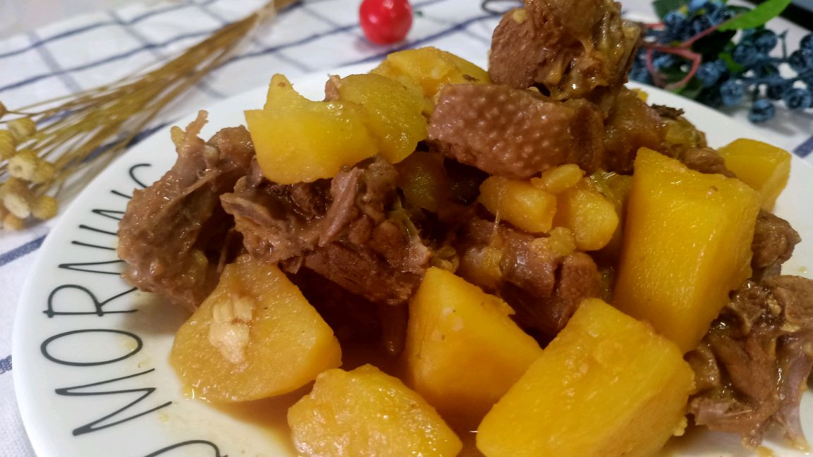 家常菜土豆焖鸭子,土豆软糯,鸭子香嫩无腥味,汤汁拌饭超赞