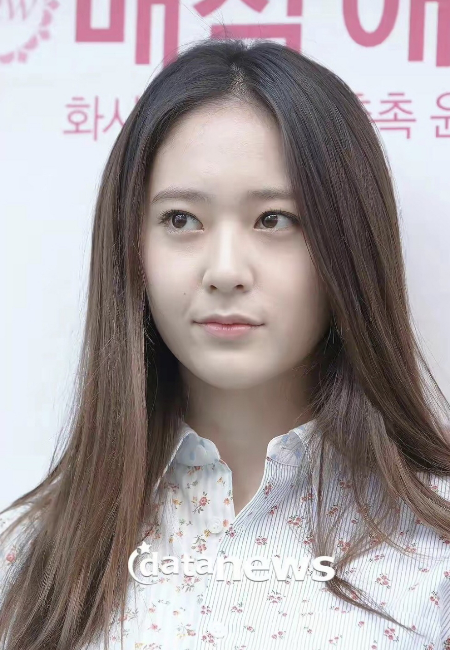 认得出这是女神郑秀晶吗?素颜生图依然看着让人感觉很舒服和自然!