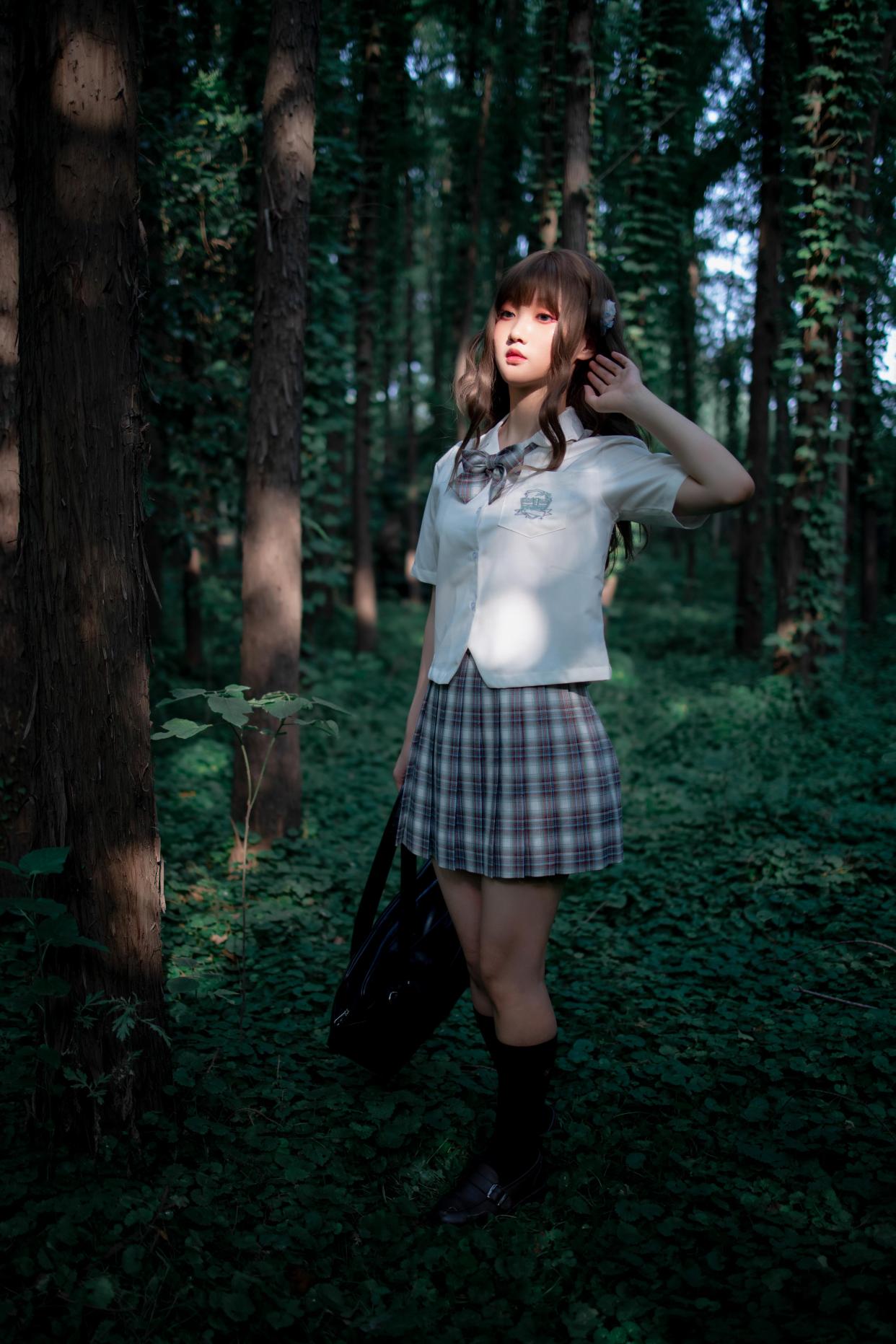 jk制服美少女:在森林中的jk照别有一番风味