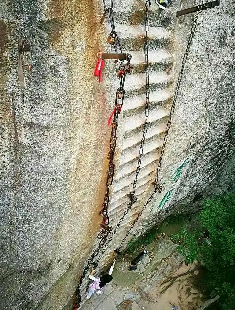 西岳华山著名景区云梯有可能临时关闭,近日,一名女游客爬云梯时,不