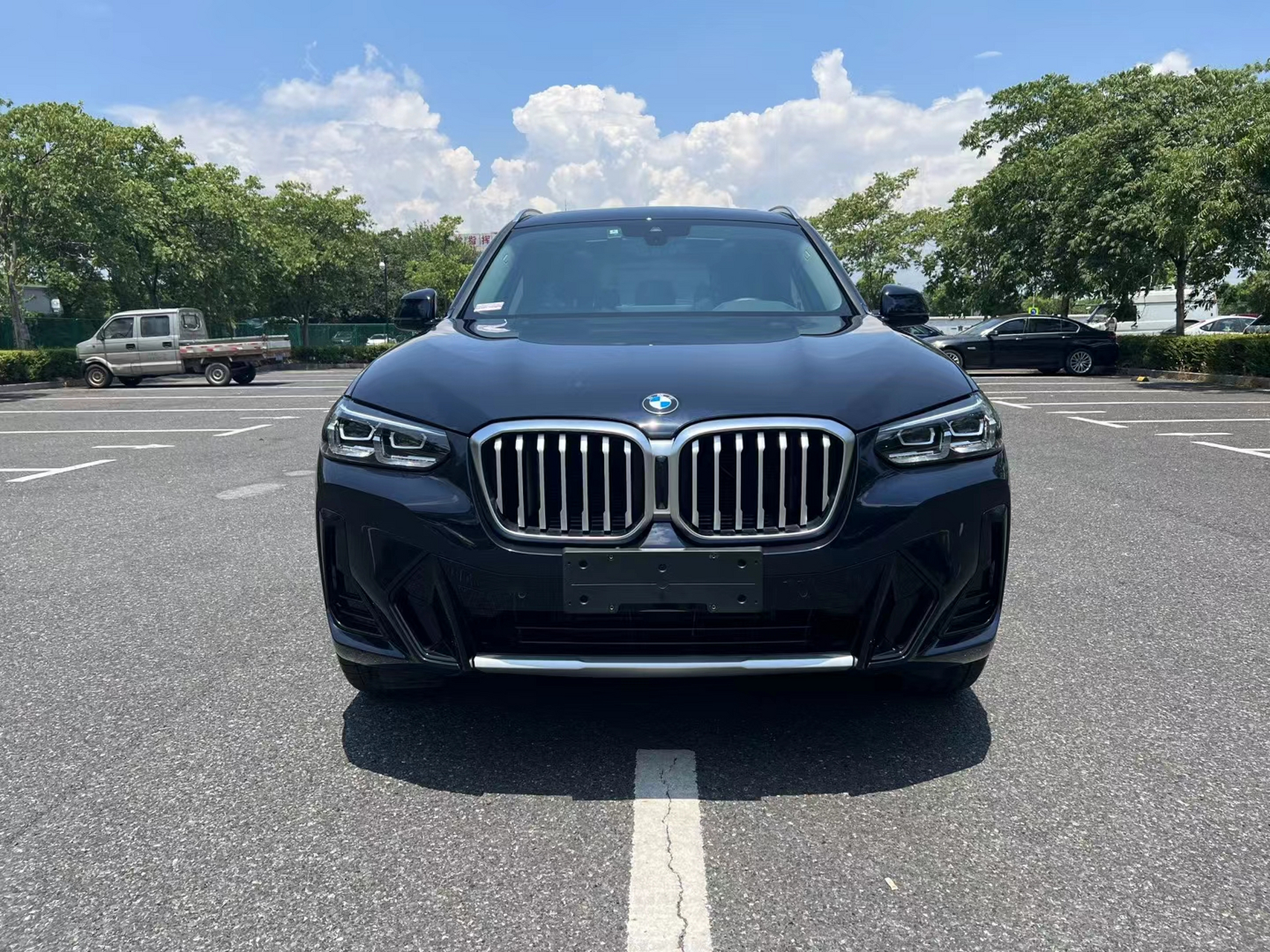 宝马x3  最喜欢黑红,其次是黑摩卡和白红,黑红的可以比其它颜色高卖