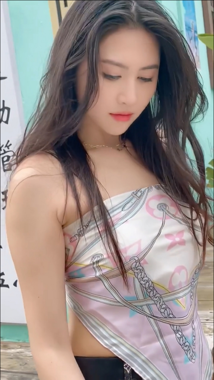 78米的美女车模叶凯薇,身着一件可爱的小肚兜,在人群中显得格外活泼