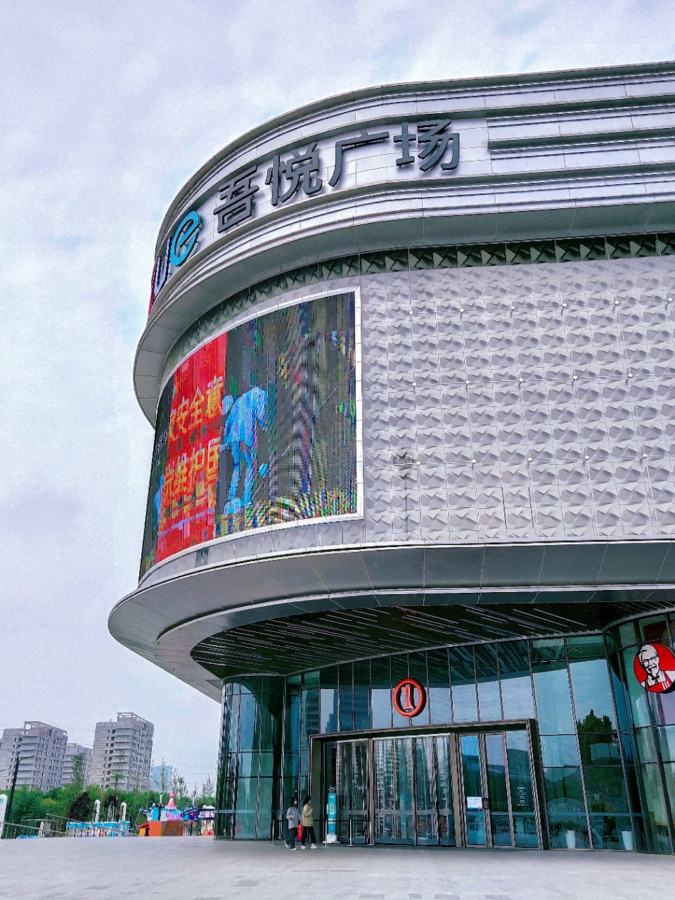 偶遇沣西吾悦广场桃桃气球展