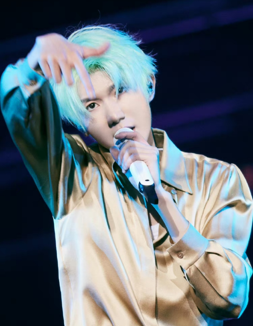 王源开演唱会帅出新风格,他的发色和粉丝应援色保持一致,这是一场粉丝