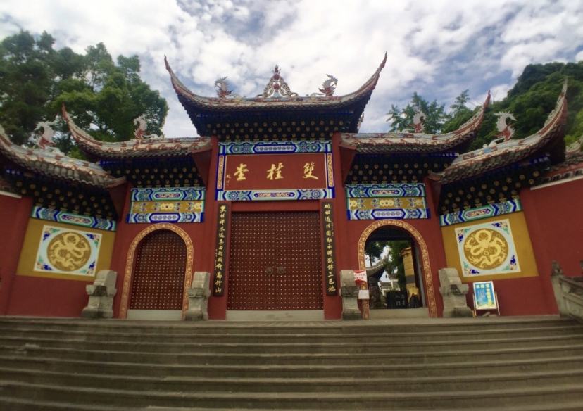 梁平双桂堂是一座充满历史底蕴和佛教文化的寺庙,占地面积120亩