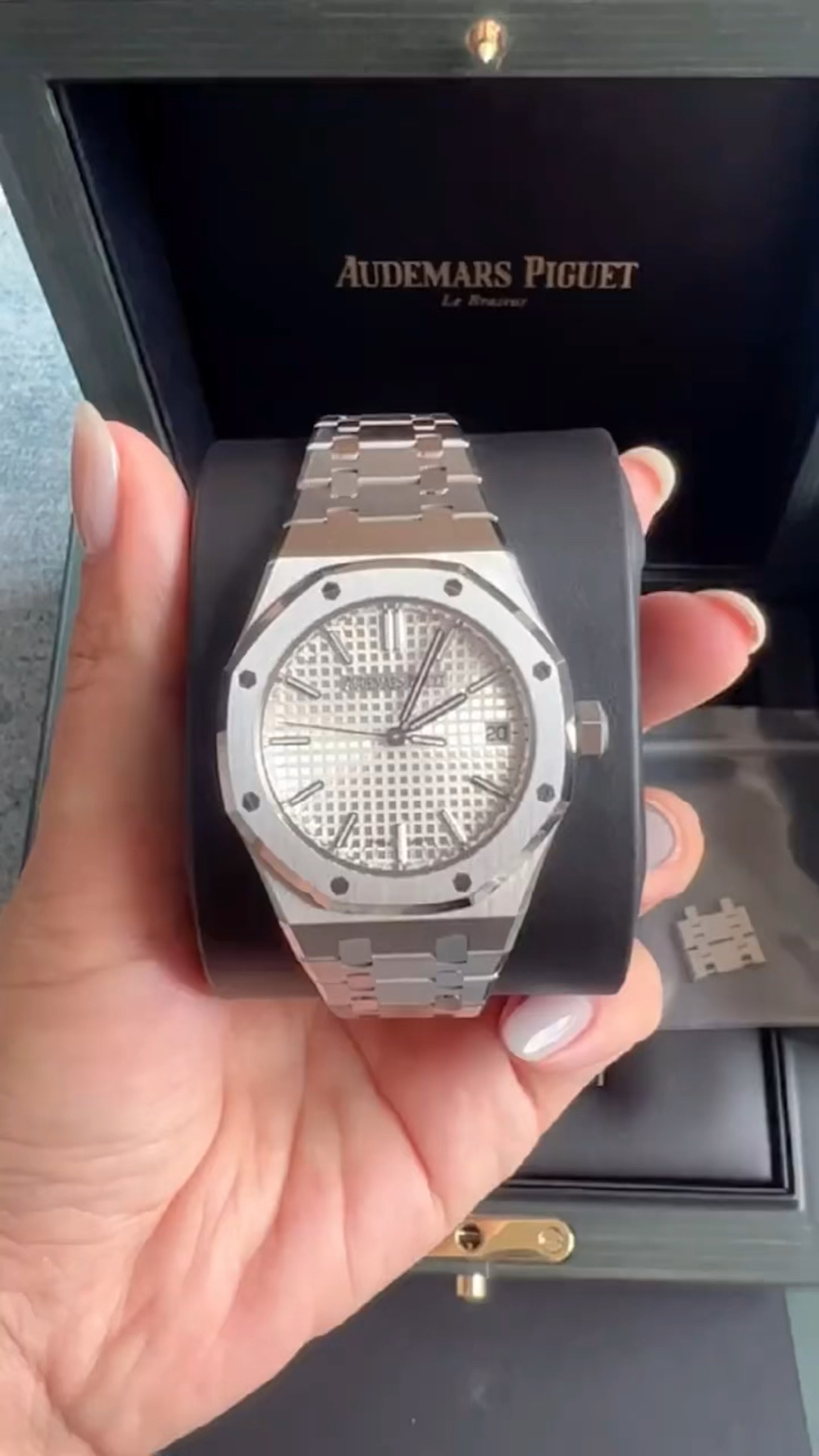 爱彼男士经典款腕表银白色设计佩戴正装非常大气时尚