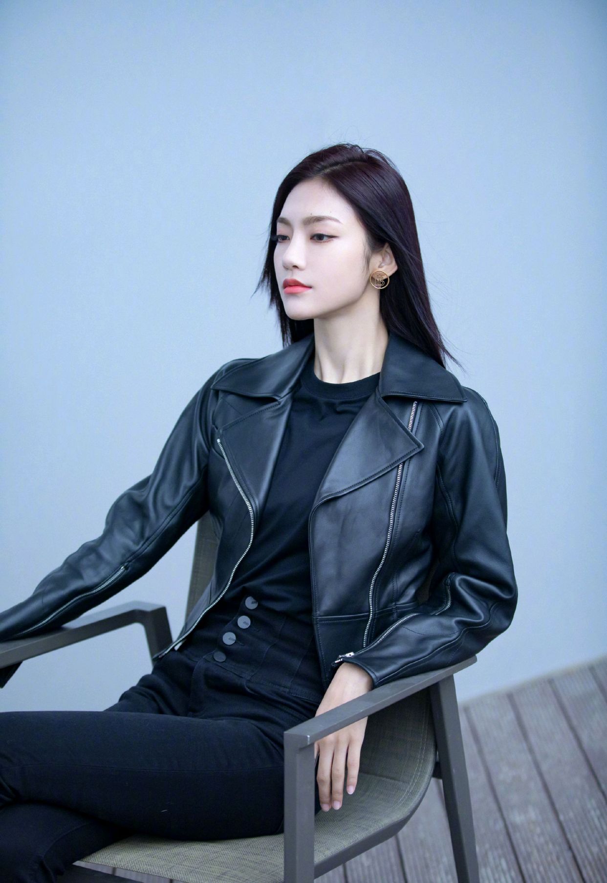 曾可妮机车皮衣马丁靴造型出席点映会,又酷又飒