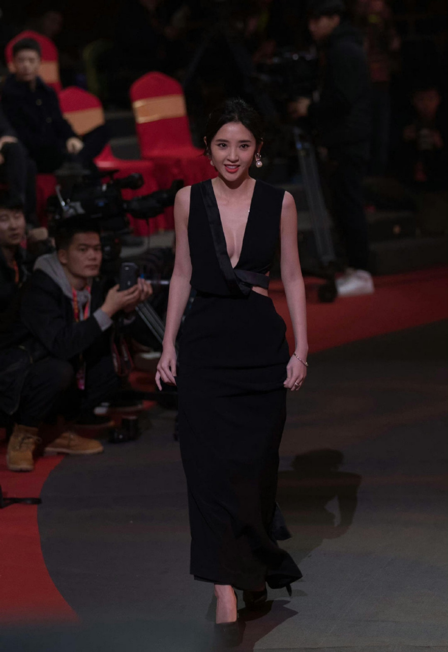 唐艺昕深v礼服,配她这个身材恰到好处,看着很舒服!