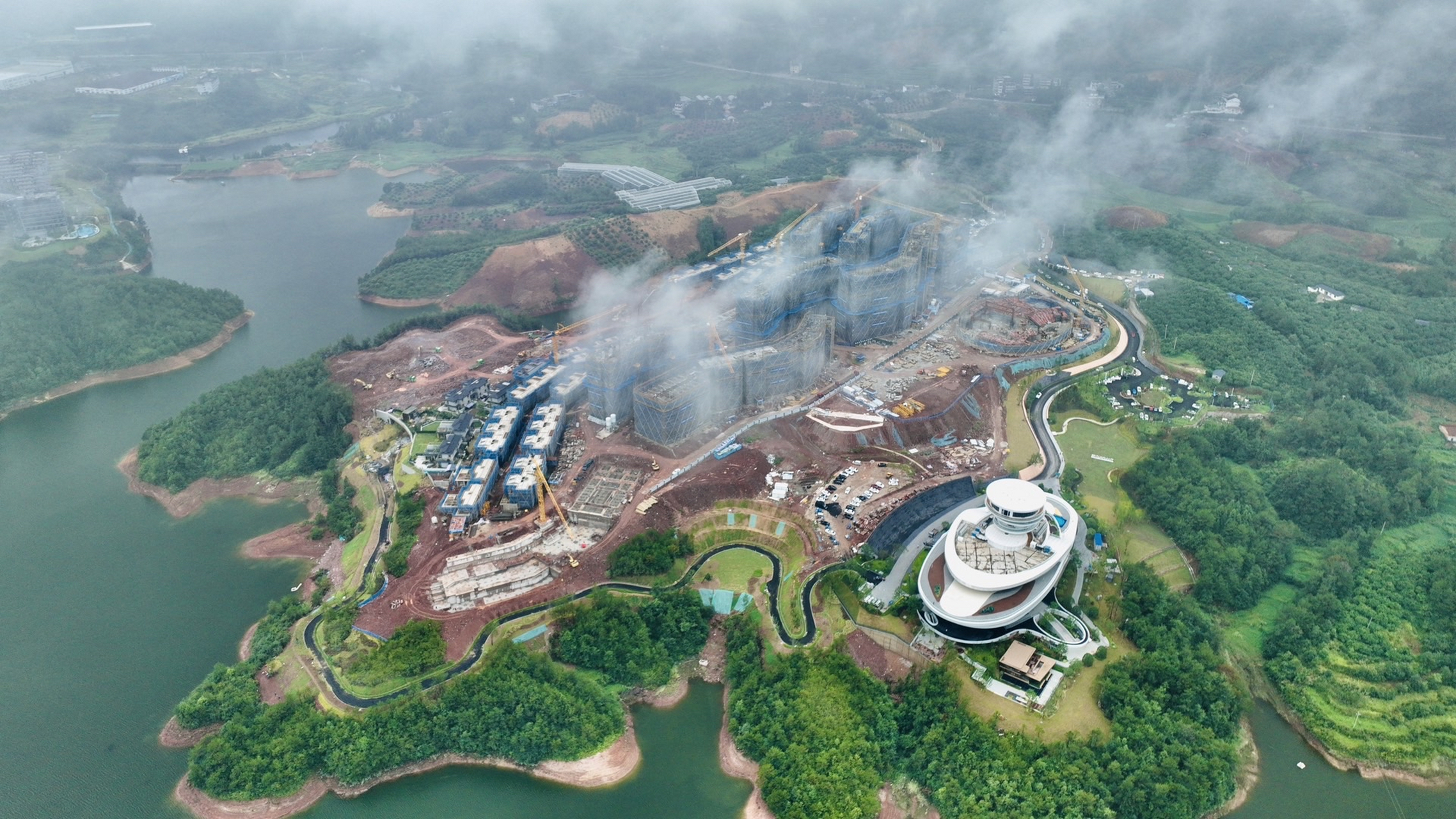 今天文成百丈漈云里雾里,在天顶湖上的亿联·天顶湖国际旅游度假区