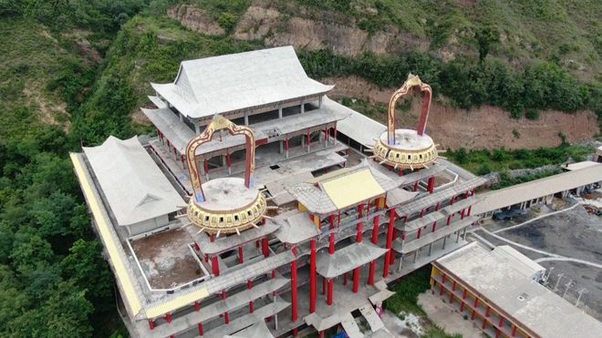 辽宁辽阳废弃的古庙宇,飞檐翘角金碧辉煌,为何被废无人知晓